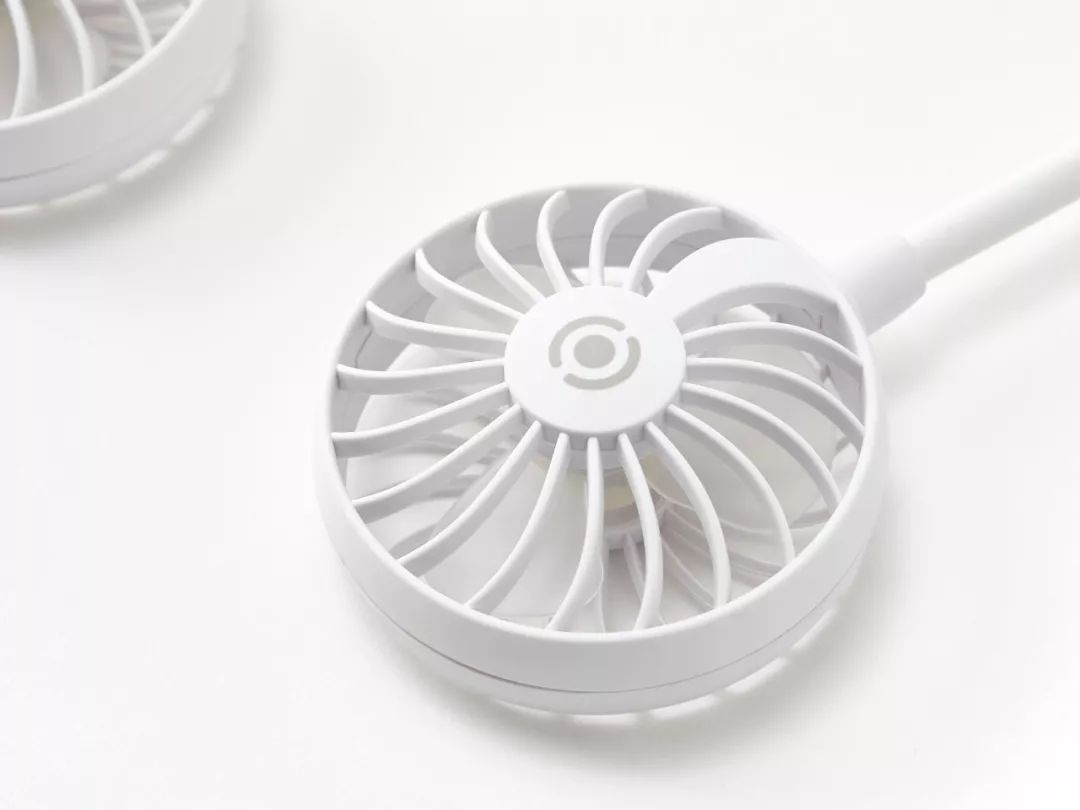 脖頸掛風(fēng)扇，夏日“行走的空調(diào)”成新寵